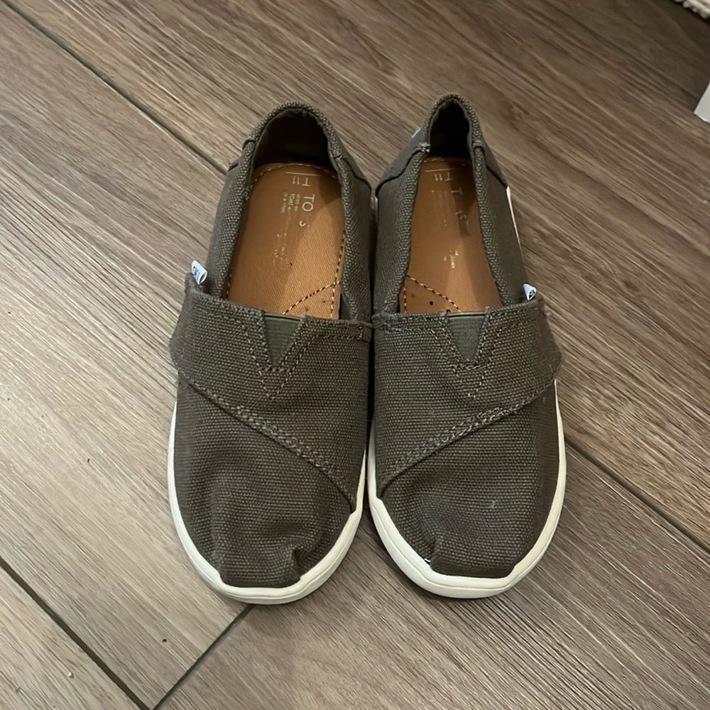 Tom’s Canvas Shoe Boys size 11- barely worn
